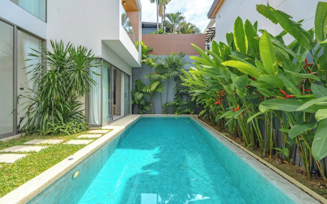 Near Beach & Famous Boat Ave V217