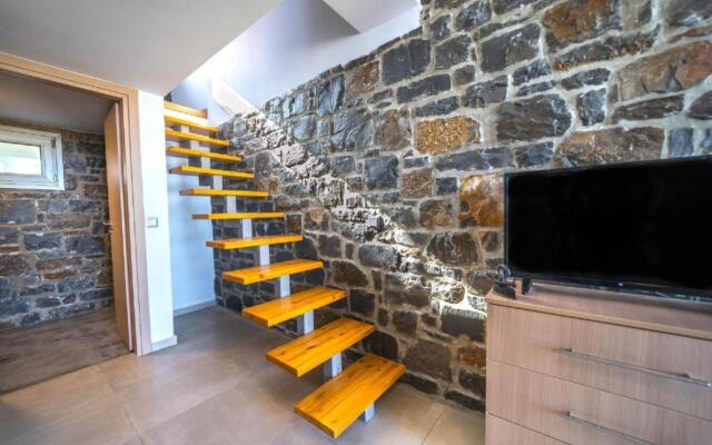 TerraZeus - Stone House Beachfront 1