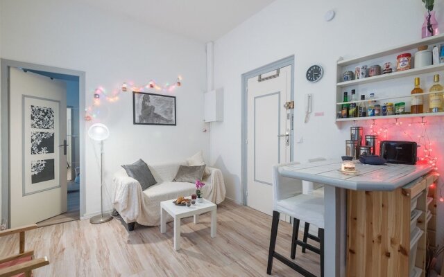 Charming Apartment On The Pedestrian Street Of The