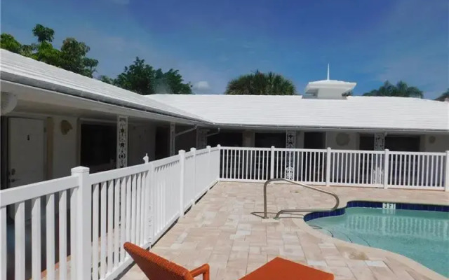 Dolphin Isle Suites