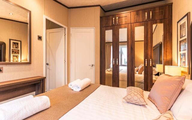 Lakeside Gem with Hot Tub