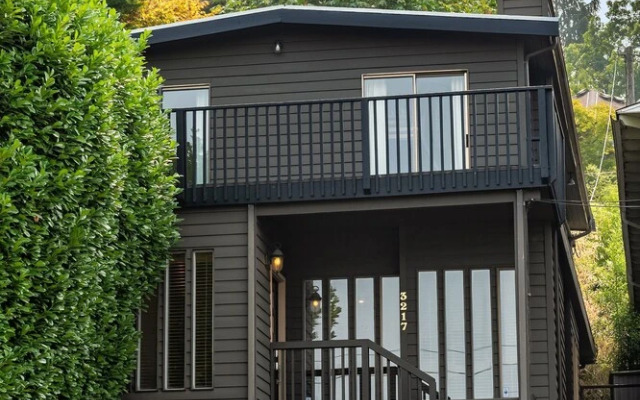 Seattle Vacation Home: The Hawks' Nest