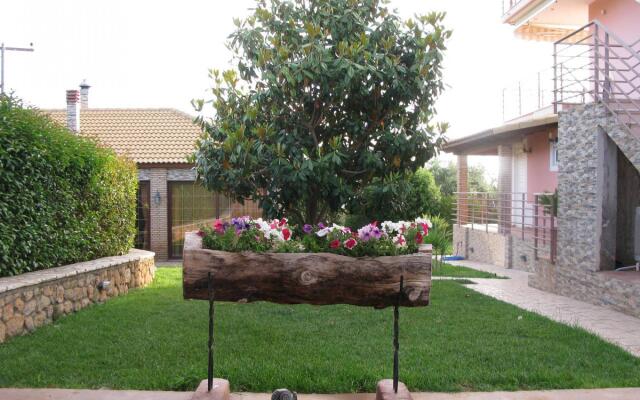 Seaview flat in an olive grove by the beach