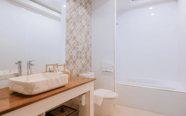 Отель The Robertson House by The Crest Collection