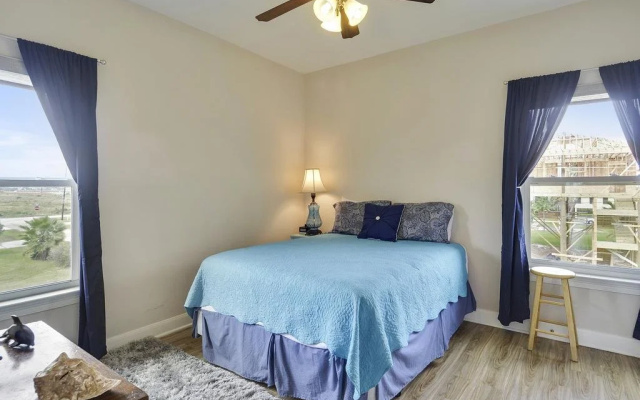 Sunny Beach Sandcastle Cottage by Ryson Vacation Rentals