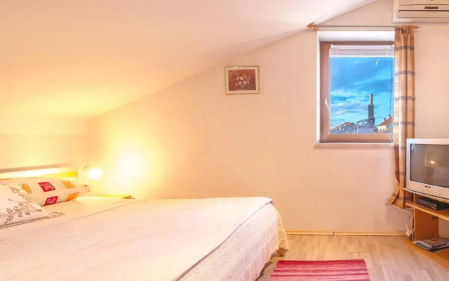 Apartments and rooms with WiFi Njivice, Krk - 5362