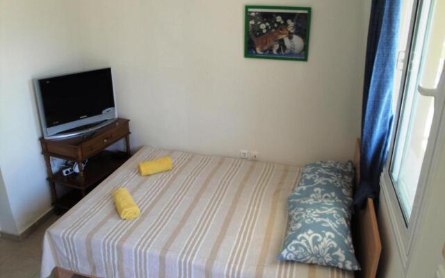 R.A.F. nice studio with garden& parking