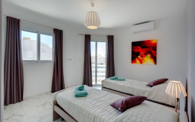 Luxury 2 Bedroom Apartment by the Sea