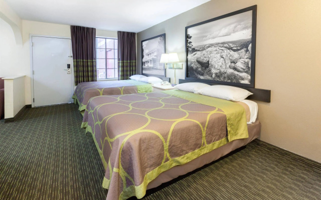 Super 8 By Wyndham Tulsa/Downtown/East