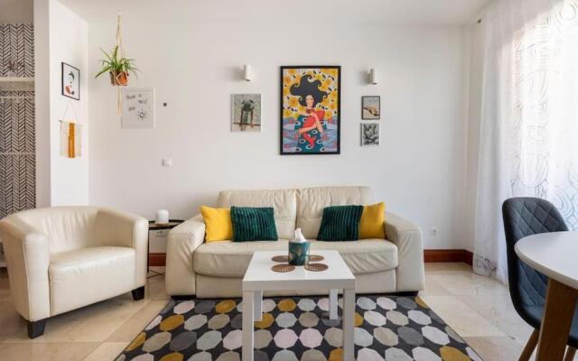 SeaEsta apartment Pool and Beach