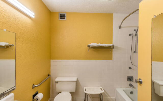 Econo Lodge Inn & Suites