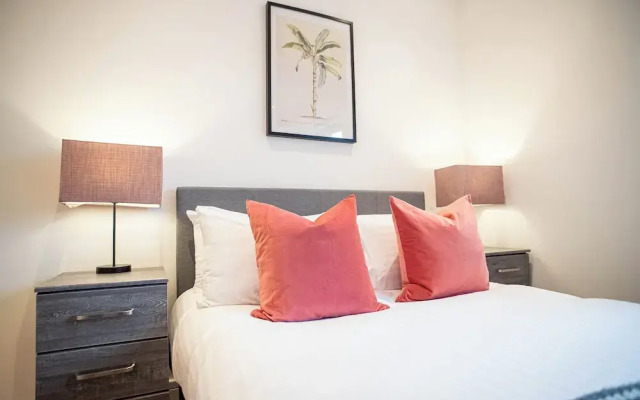 Luxurious 2-Bedroom Flat in Slough