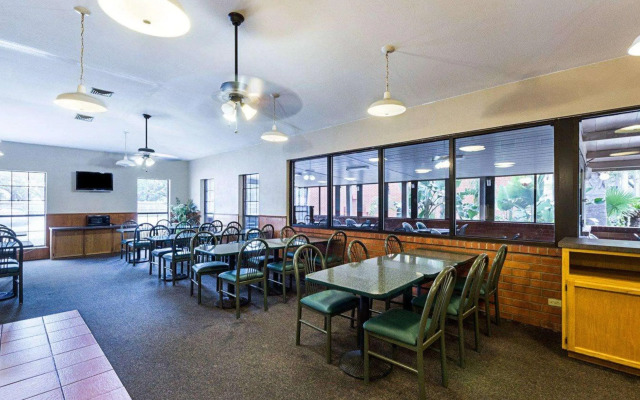 Econo Lodge Inn & Suites Fulton - Rockport