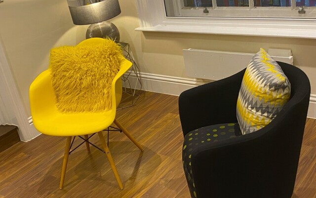 Luxury High Street Apartment