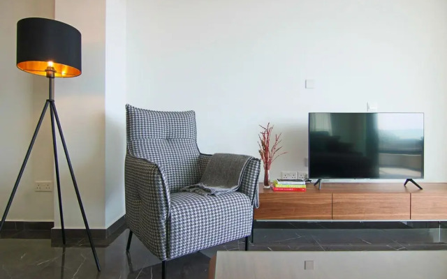 Phaedrus Living: Sea View Anna Residence 202