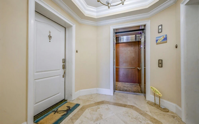Penthouse Luxury - Exquisite Oceanside Condo