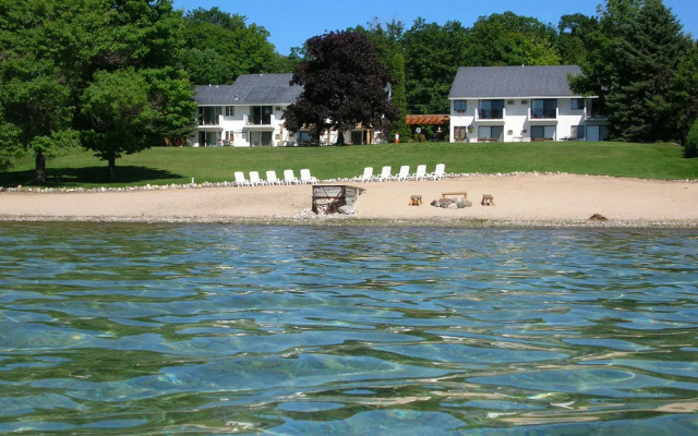 The Vineyard Inn on Suttons Bay