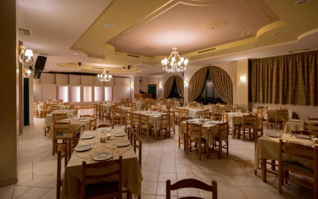 Faros Luxury Suites & Restaurant
