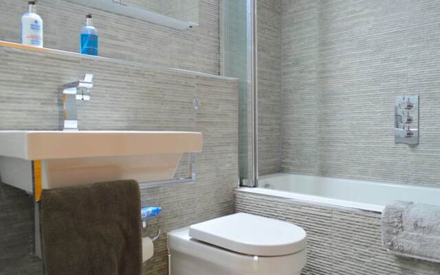 2 Bedroom Canal Apartment Close to Shoreditch