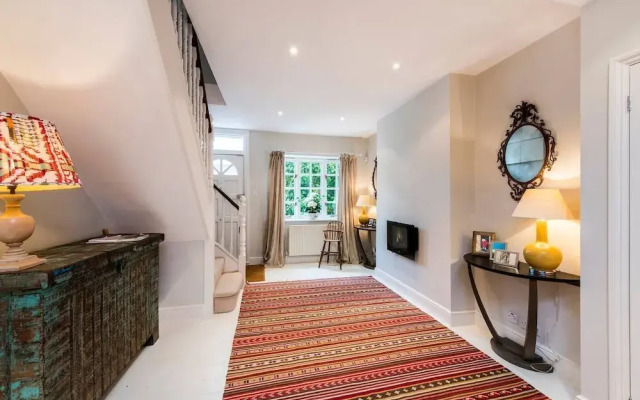 Delightful 2-bed Home, Fulham