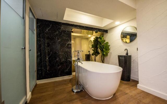 Theme Boutique Hotel