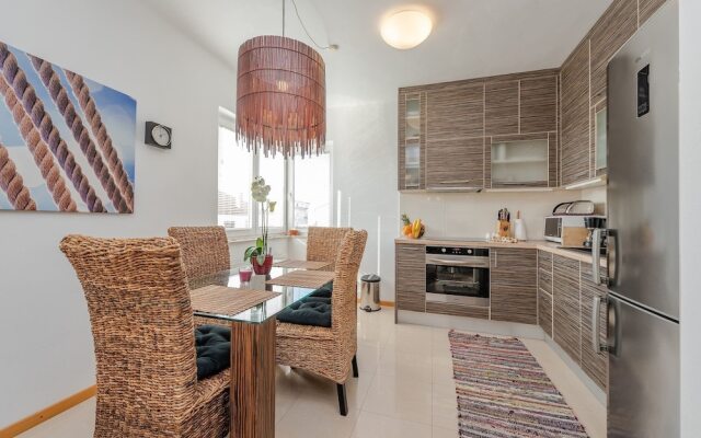 Romantic Oasis modern Apartment