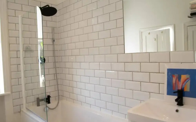 Stunning First Floor Flat In Excellent Location
