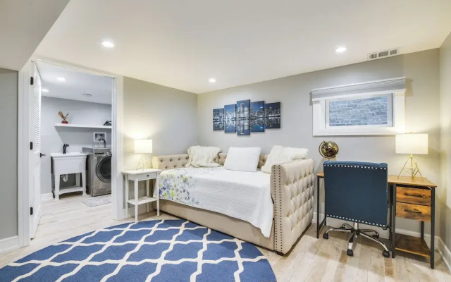 Stylish Chicago Retreat: Walk to Loyola University