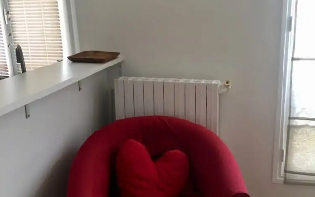 Charming 1 Bedroom Apartment With Balcony