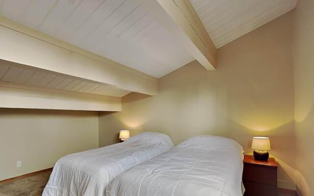 Spacious Snowbird Condo Unit Slopeside In Quiet Canyon Neighborhood