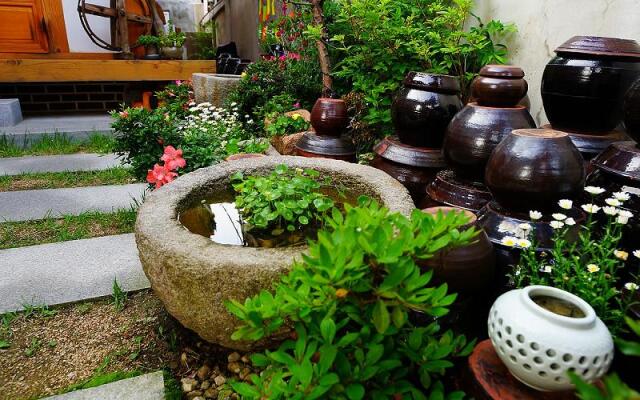 Jeonju Areumdaunjip Hanok Chaeheomgwan