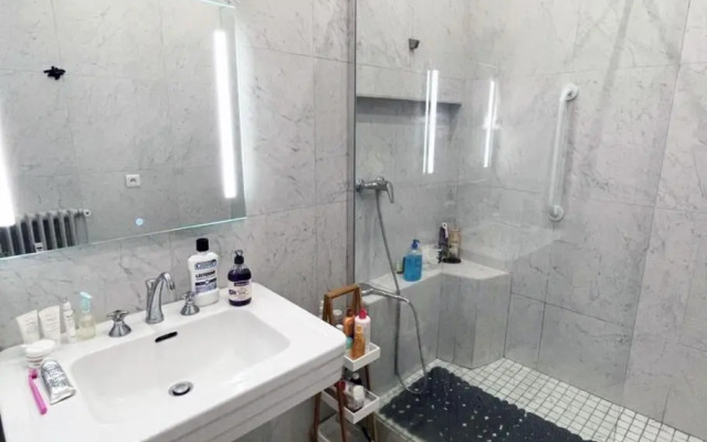 beautiful flat in the center of Paris 6 th district