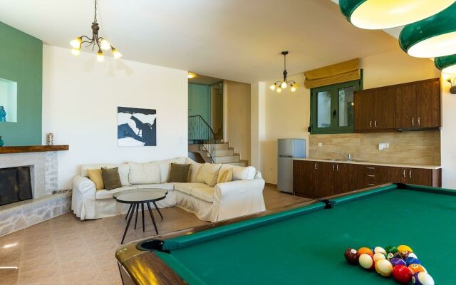 Secluded Villa w Private Pool, Children Play Area, Pool Table, BBQ & Sea Views