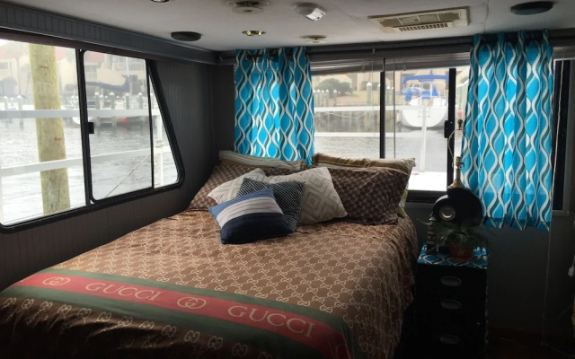 Harbor Houseboat