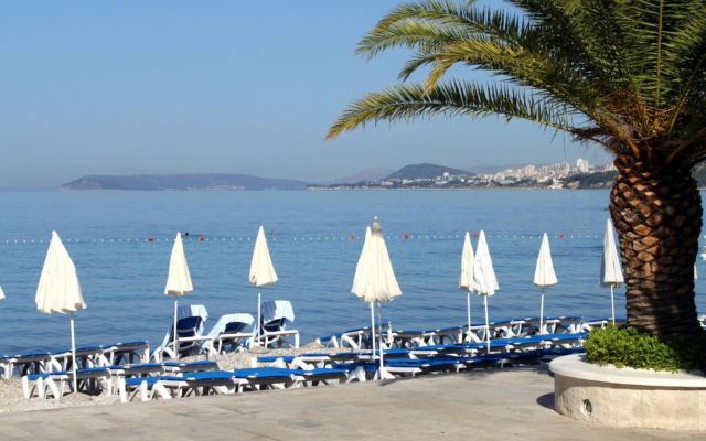 Apartment Vini- beautiful garden and terrase A4 Podstrana, Riviera Split