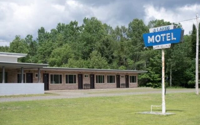 Three Lakes Motel