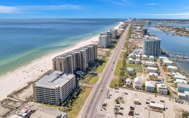 Beachfront Condo w/ View & Pool, Sleeps 8