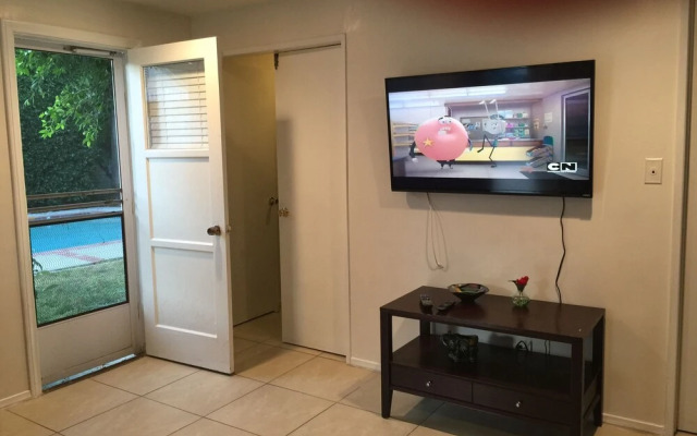 Lovely 1-Bedroom Home with Pool