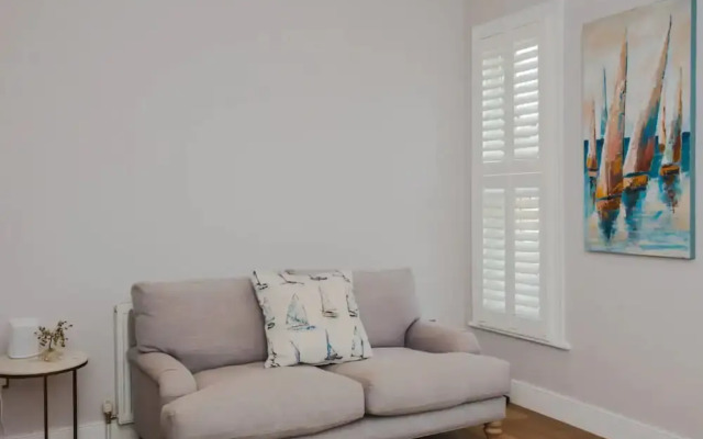 Classic and Elegant 3 Bedroom Apartment With Private Garden