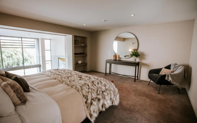 Lake Edge - Sleeps 6 - Centrally Located - Lake & Mountain Views – Guest Rooms – Wanaka