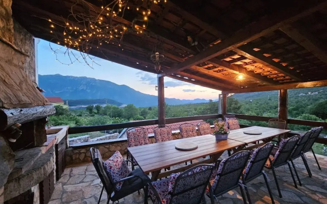Authentic Dalmatian Hillside Escape With Pool, Sauna & BBQ