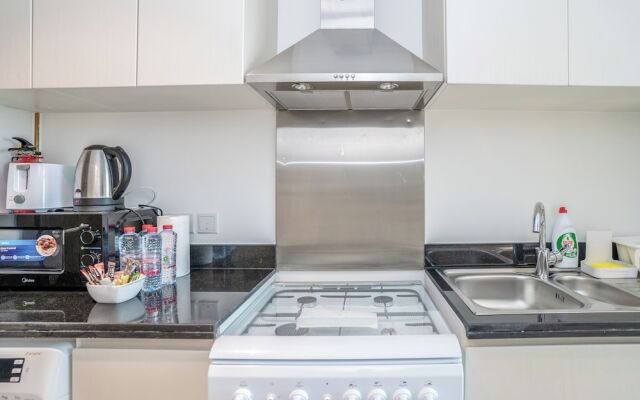 Tanin - Sleek Studio Offering Unobstructed City Views