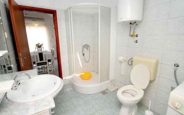 Apartments and rooms with parking space Supetar, Brac - 5658
