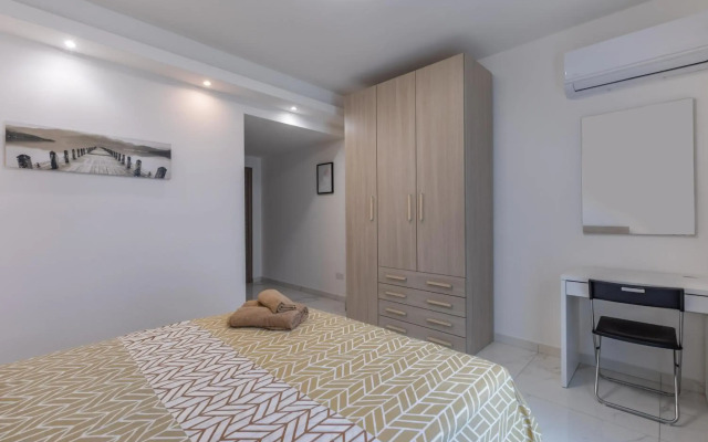 STYLISH 2-Bedroom Penthouses - Terrace with Views