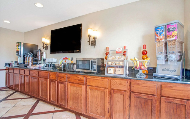 Super 8 by Wyndham Clinton