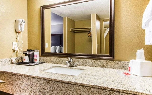 Econo Lodge University