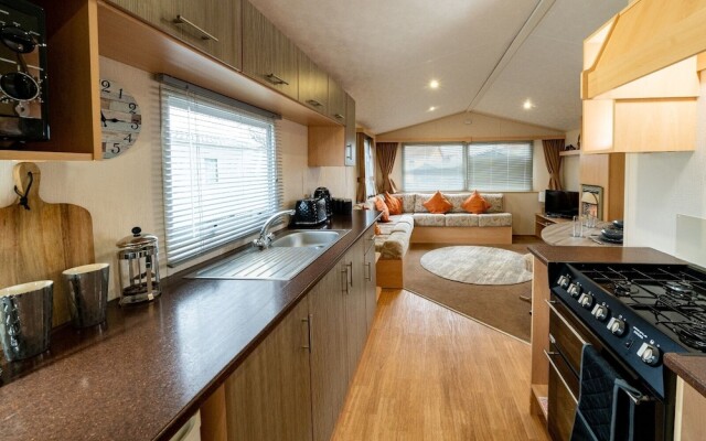 Inviting 3-bed Caravan on Sand Le Mere, Tunstall