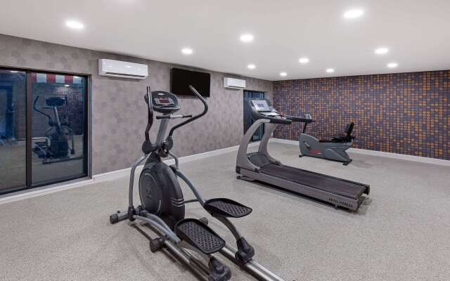 La Quinta Inn & Suites by Wyndham Nashville Airport