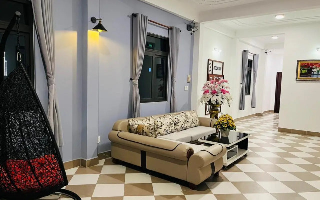 Queenie House