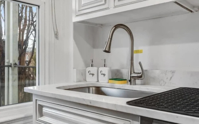 H St DC Haven 3-br Homestay